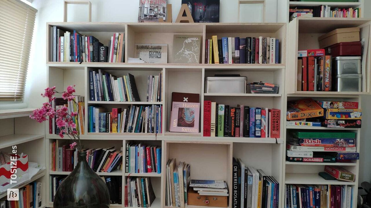 Librería a medida de madera contrachapada de álamo para interiores, por Jacques