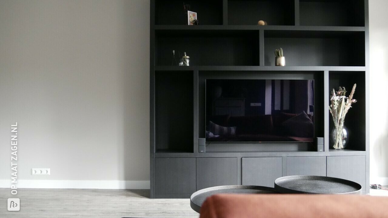 Klassiek TV-meubel in MDF zwart, door Jos en Henriët