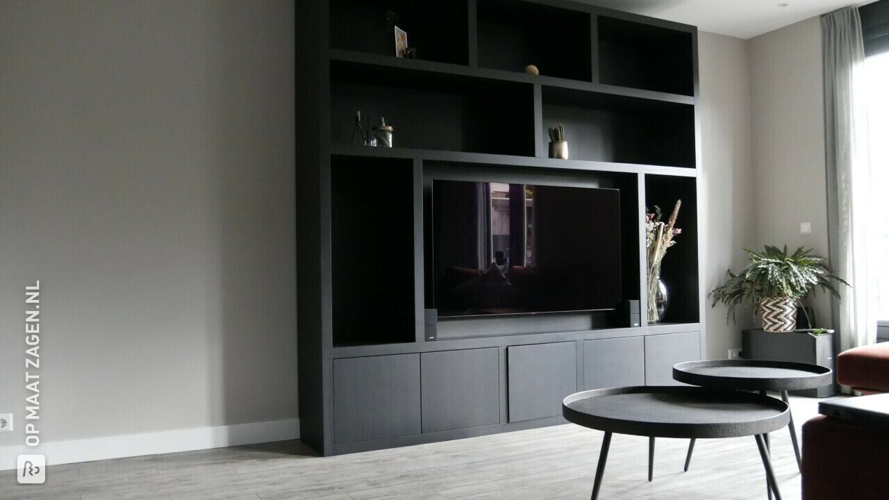 Klassiek TV-meubel in MDF zwart, door Jos en Henriët