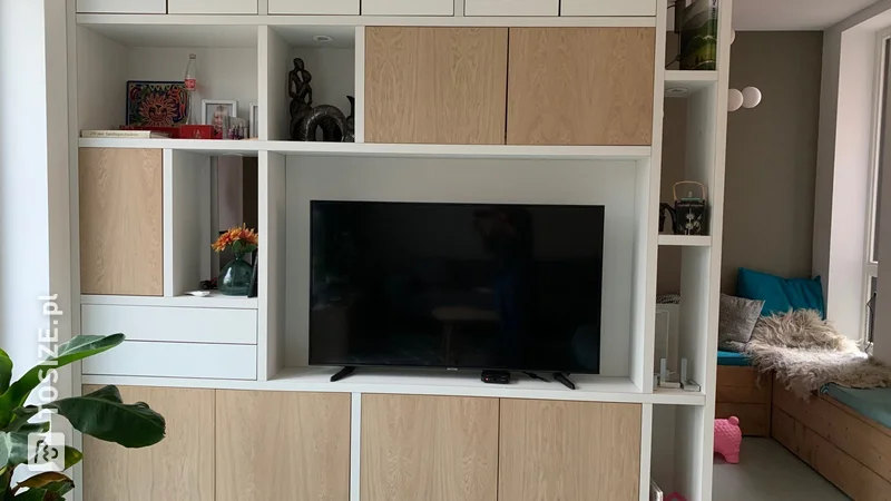 Room divider made of MDF with TV niche and oak doors, by Nienke