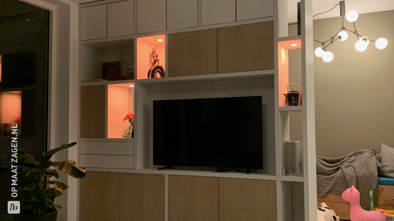 Roomdivider van MDF met TV-nis en eiken deurtjes, door Nienke