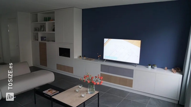 Wall cupboard living room with oak doors, by Jurjen