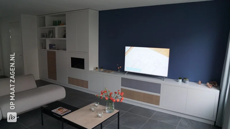 Wall cupboard living room with oak doors, by Jurjen