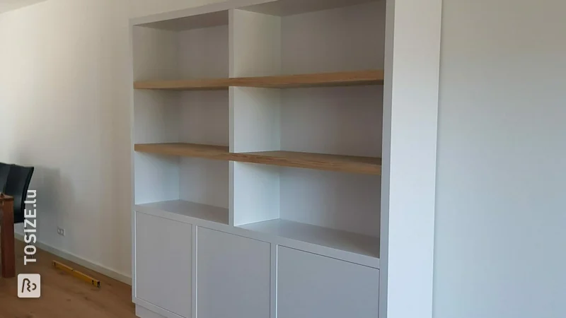 Armoire à compartiments Leon: armoire sur mesure blanche glacée avec poutres en chêne, par Carola