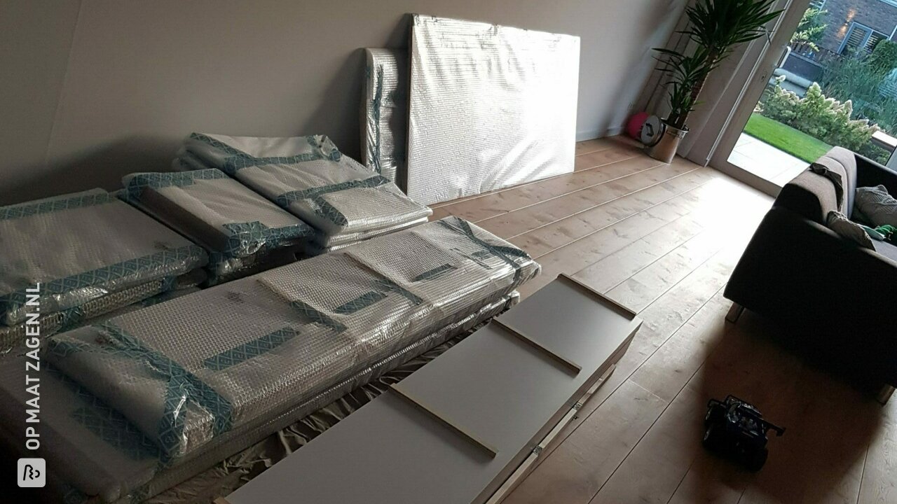 Vakkenkast Leon: ijswitte maatwerk kast met eiken liggers, door Carola
