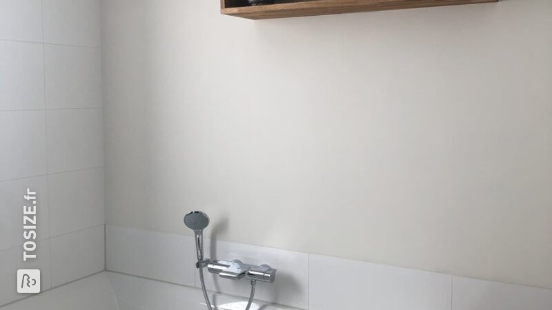 Meuble de salle de bain en chêne chaud pour un espace de rangement supplémentaire, par Eelke