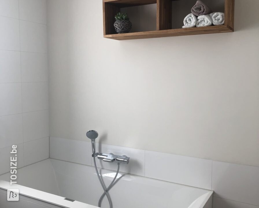 Warm eiken badkamer kast voor extra opbergruimte, door Eelke