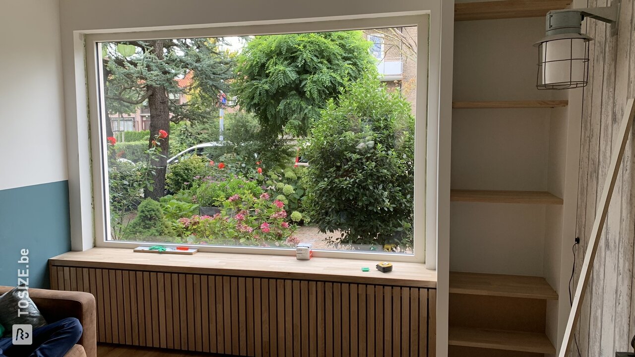 Radiatorombouw en boekenkast van eikenhout, door Petra