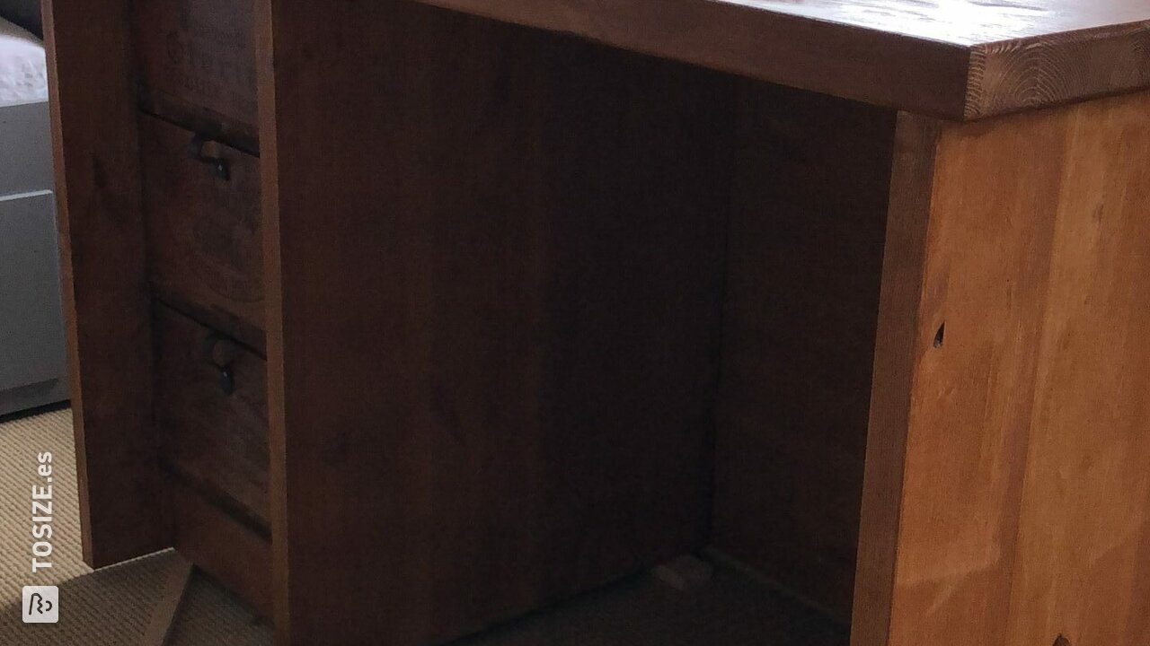Escritorio de pino con cajas de vino antiguas, de Frank