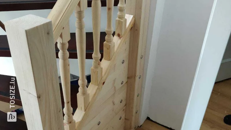 DIY : balustrade en panneau de menuiserie Epicéa, par Siméon