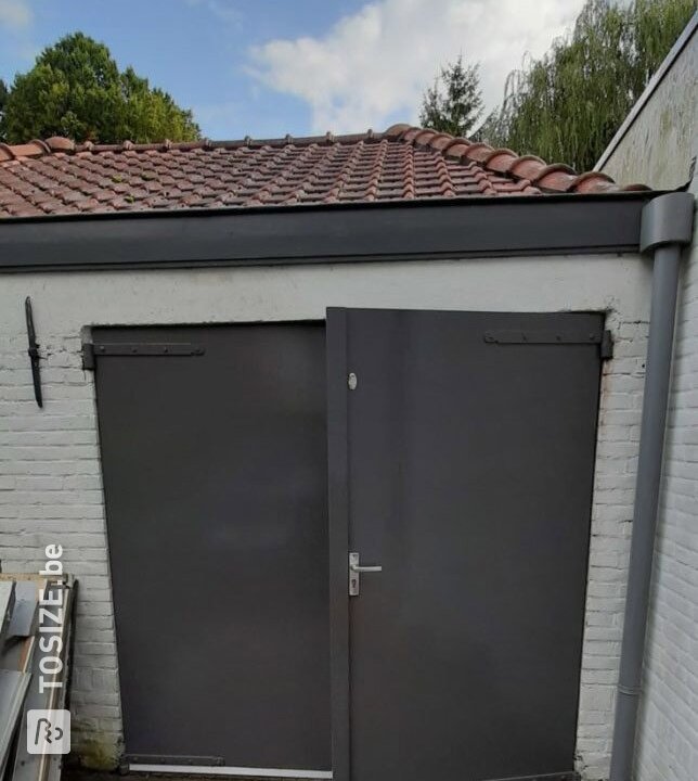Openslaande garagedeuren van betonplex hardhout, door Vincent