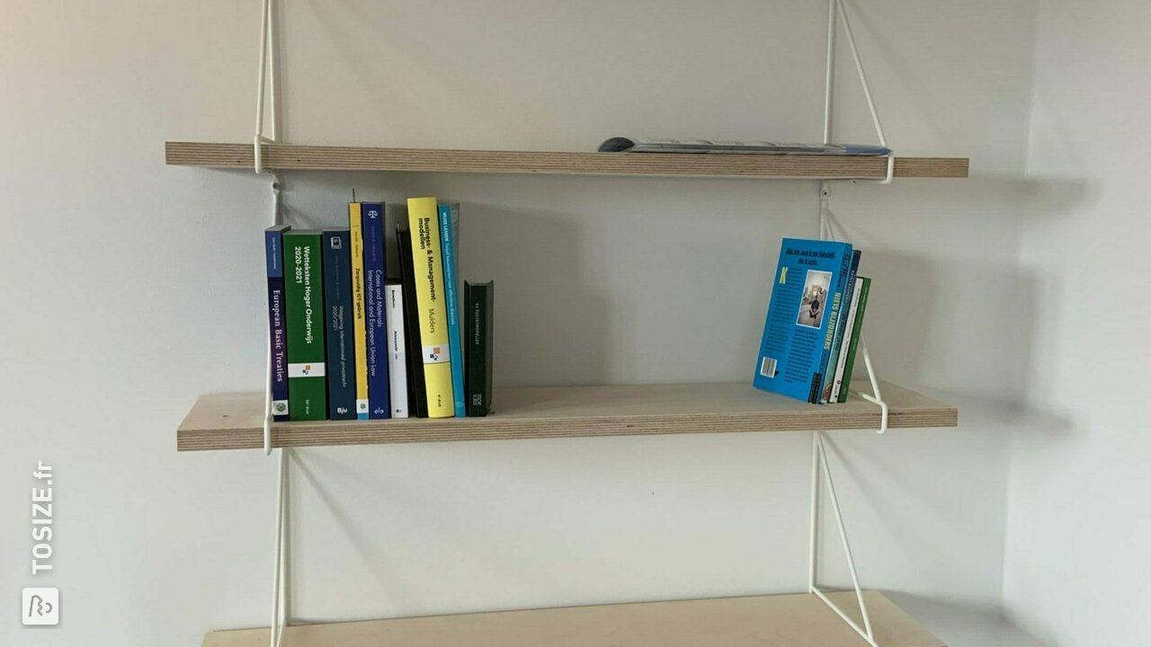 Bibliothèque et support de bureau en contreplaqué de bouleau, par Karin