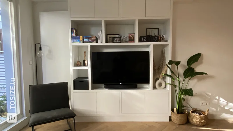 Meuble TV en MDF avec beaucoup d&#39;espace de rangement, par Tom