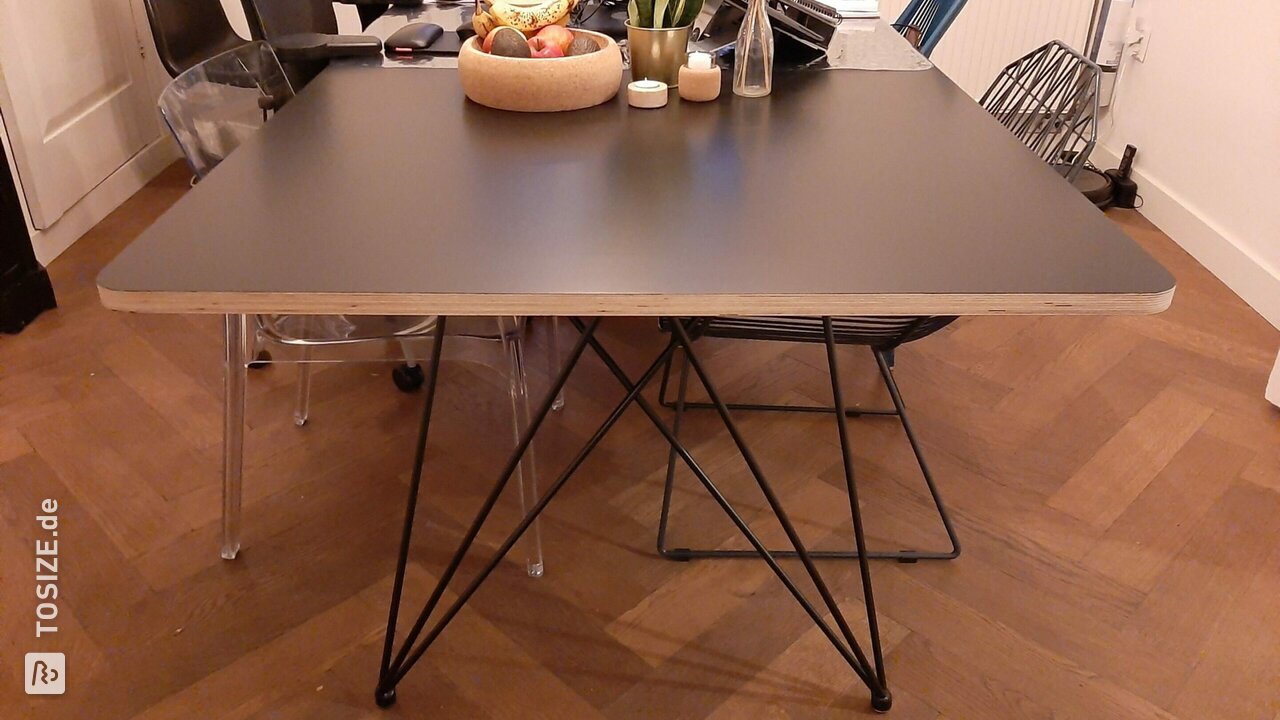 Schwarz lackierter Esstisch aus Sperrholz mit Holzkante, von Yvonne