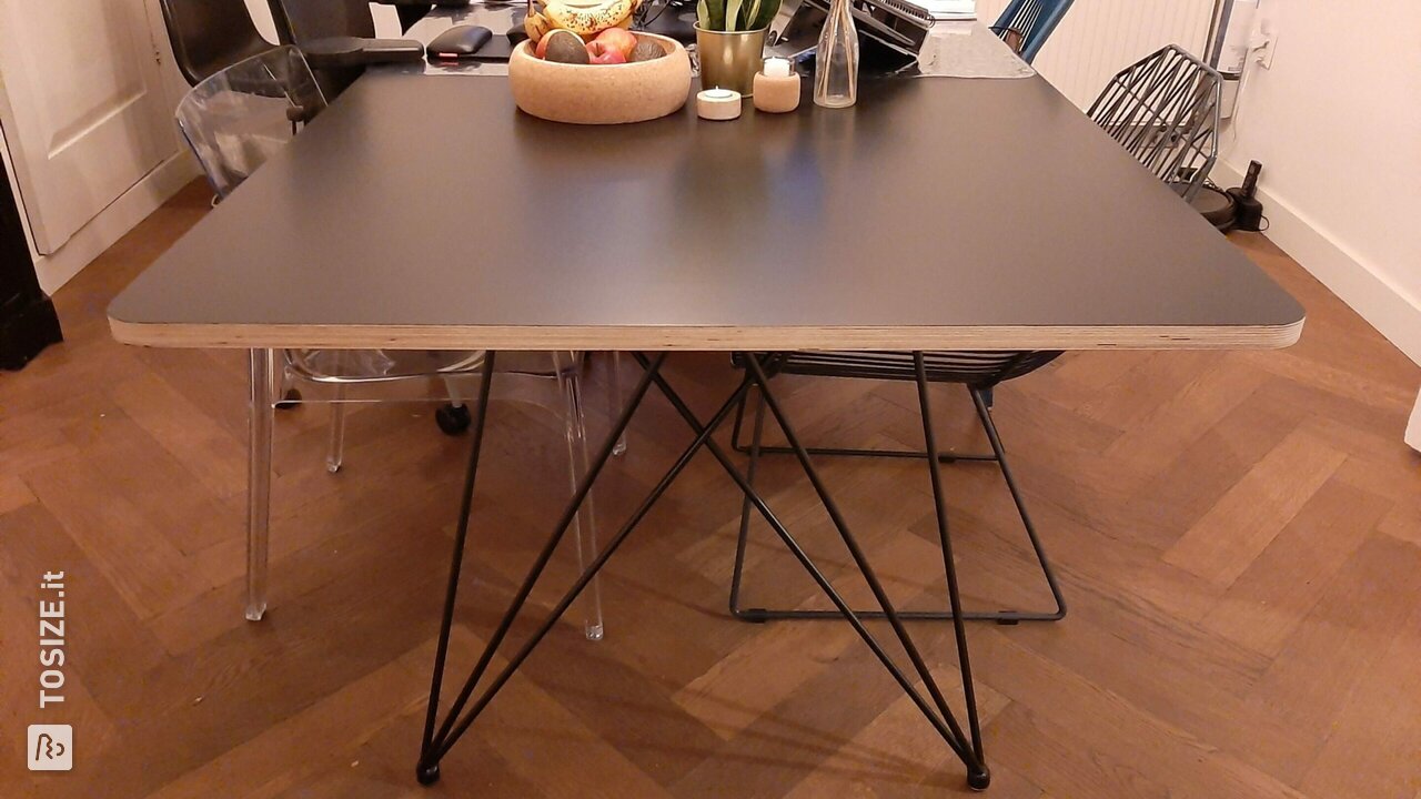 Tavolo da pranzo in compensato verniciato nero, con bordo in legno, di Yvonne