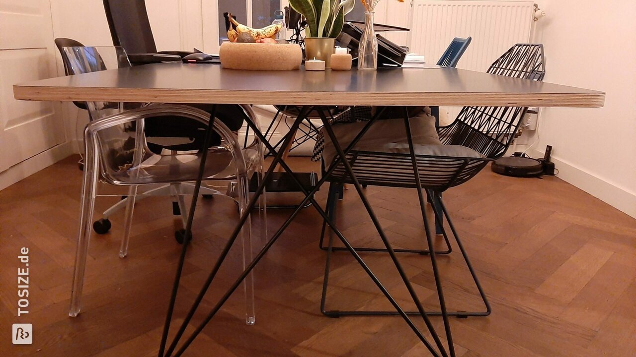 Schwarz lackierter Esstisch aus Sperrholz mit Holzkante, von Yvonne