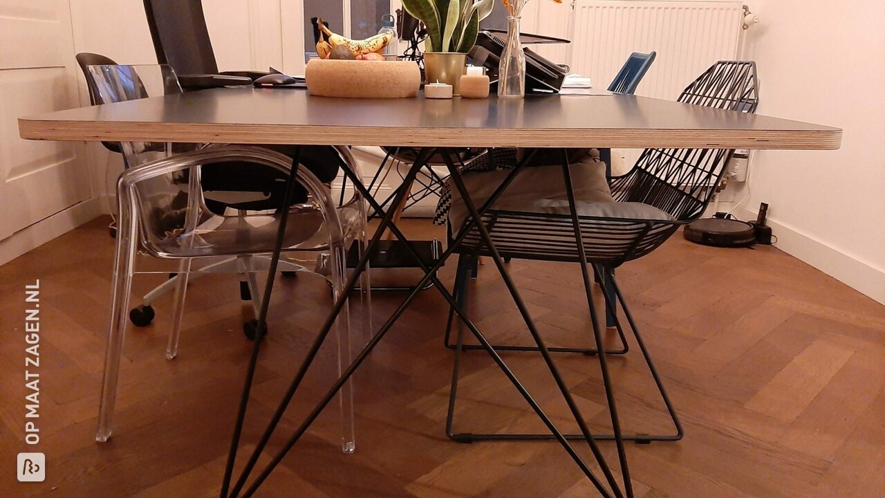 Zwart geverfde multiplex eettafel, met houten rand, door Yvonne