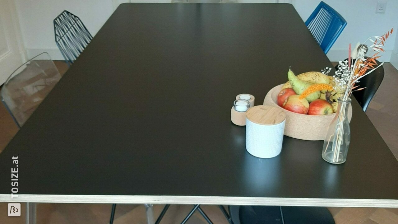 Esstisch aus schwarz lackiertem Sperrholz, mit Holzkante, von Yvonne