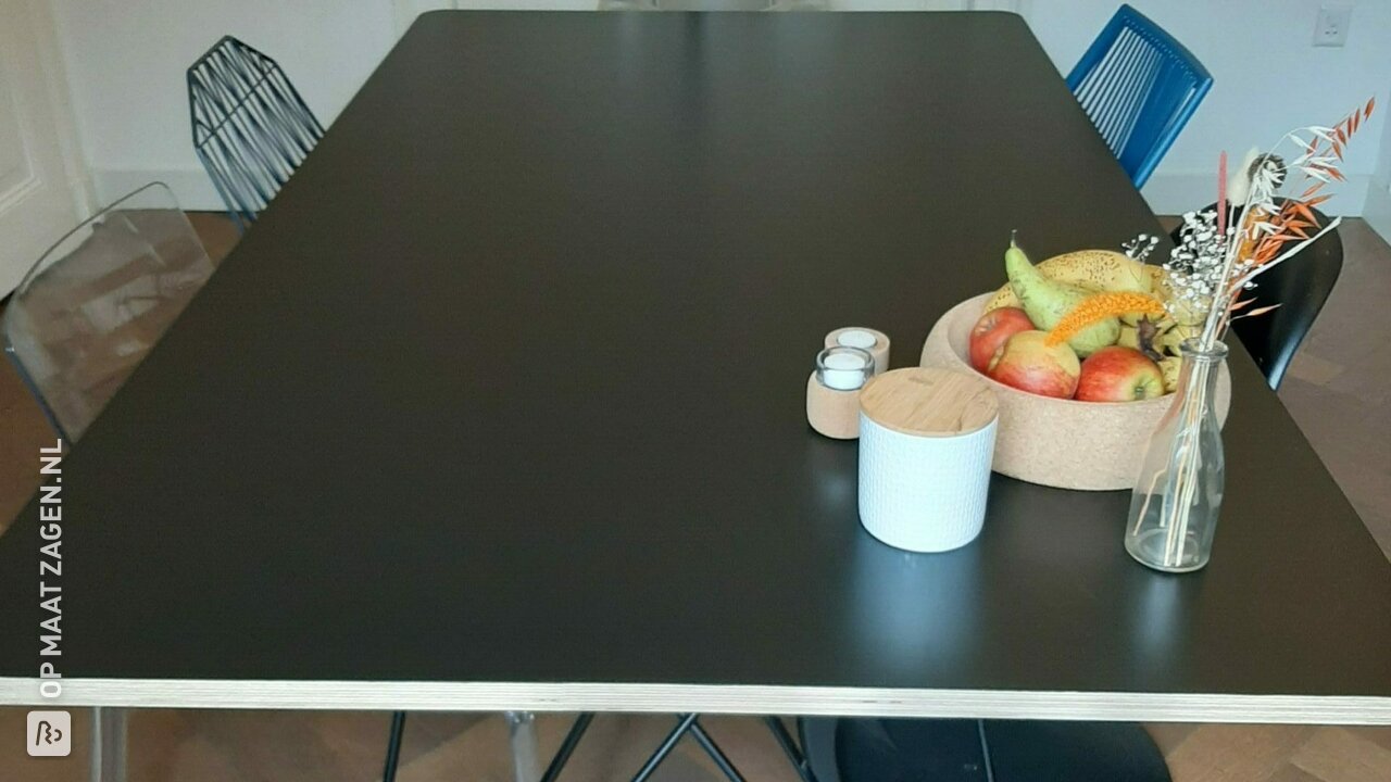 Zwart geverfde multiplex eettafel, met houten rand, door Yvonne