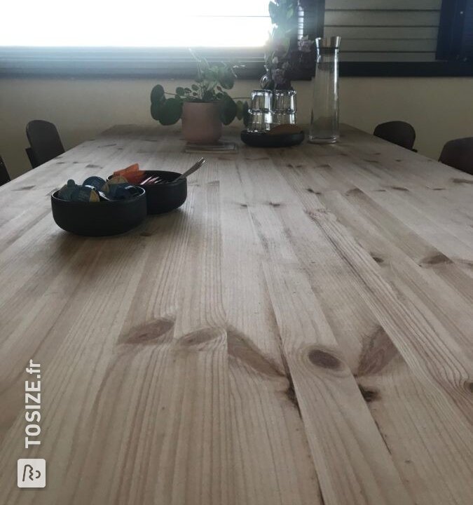 Table à manger en bois de pin fait maison, par Brian
