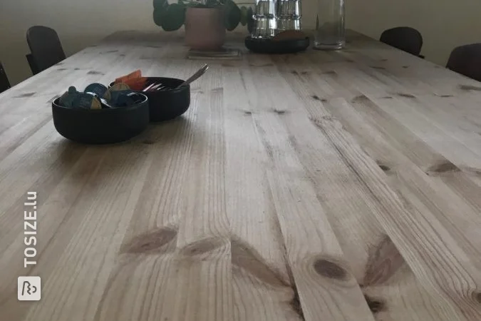 Table à manger faite maison en bois de pin, par Brian