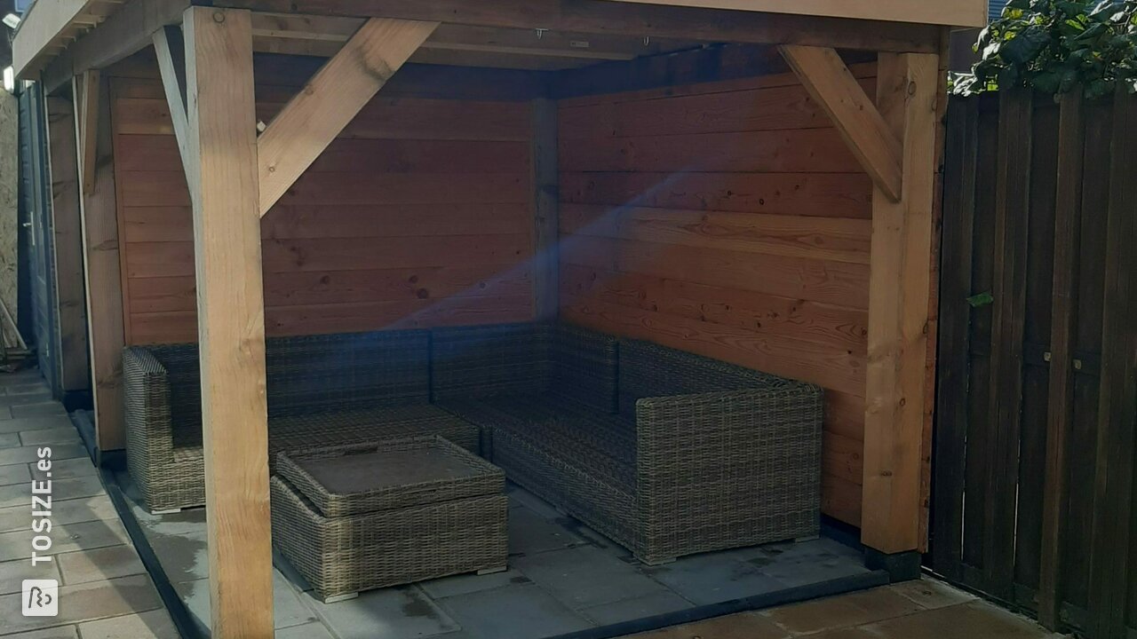Marquesina con tableros de la fachada