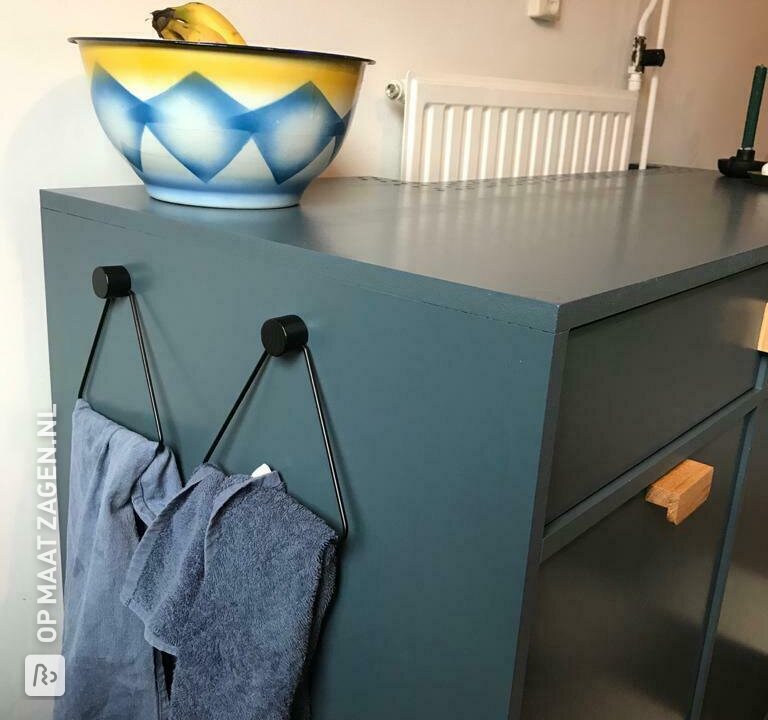 Keukenblok met verborgen prullenbakken, door Janneke