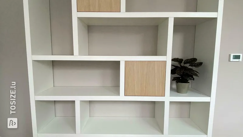 Armoire à compartiments entièrement finie avec une élégante couche de mélamine blanche, par Fenna