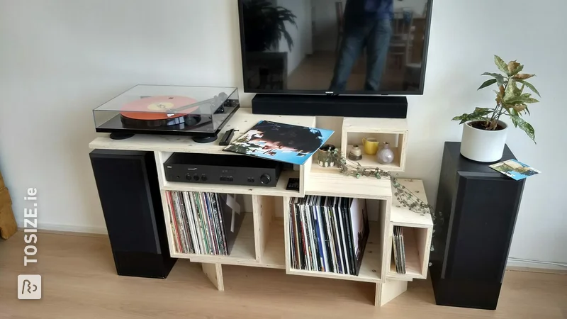 Record player and TV cabinet with a stubborn layout, by Thomas