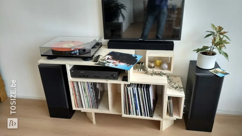 Platenspeler en tv-meubel met eigenwijze indeling, door Thomas