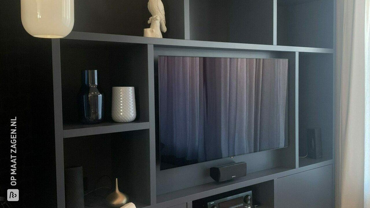 Super stijlvolle TV meubel / vakkenkast van MDF, door Hugo