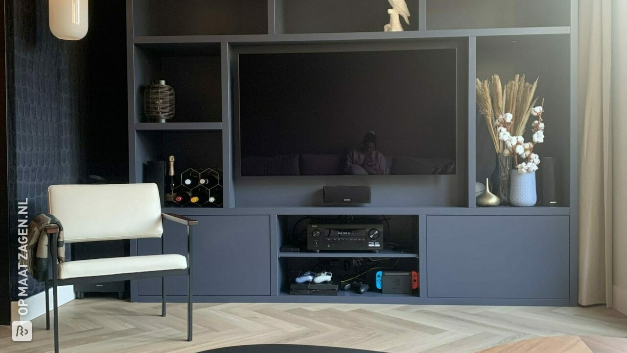 Super stijlvolle TV meubel / vakkenkast van MDF, door Hugo