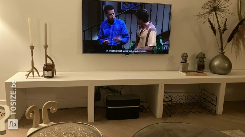 Meuble TV élégant avec une base multiplex, par Dave