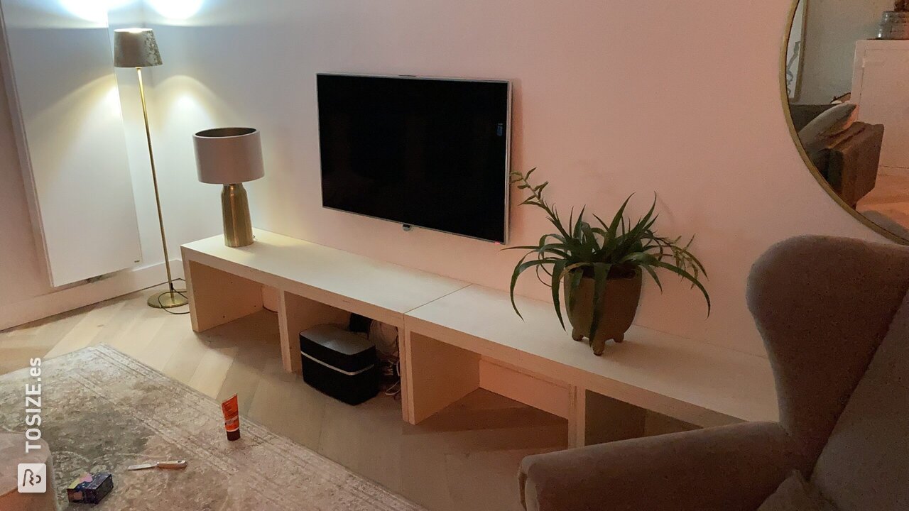Mueble de TV elegante con base de madera contrachapada, de Dave