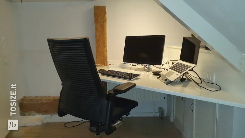 Corner desk in triangle shape made of MDF Blank, by Arnoud