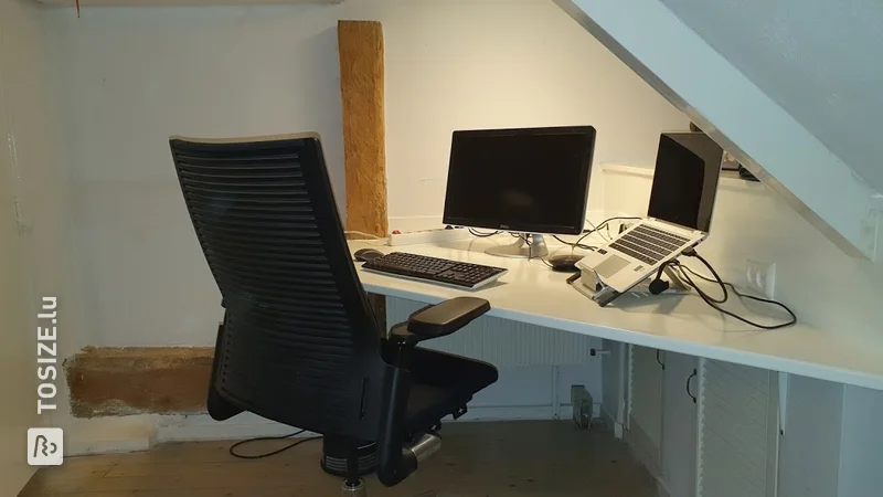 Corner desk in triangle shape made of MDF Blank, by Arnoud