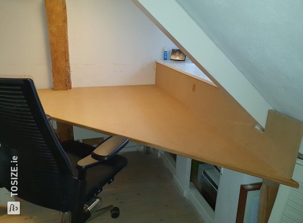 Corner desk in triangle shape from MDF Blank, by Arnoud