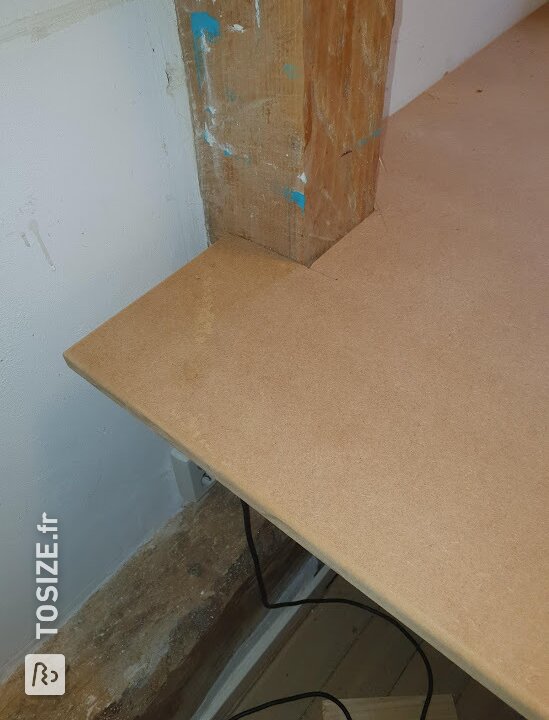 Bureau d'angle en forme de triangle de MDF Blank, par Arnoud