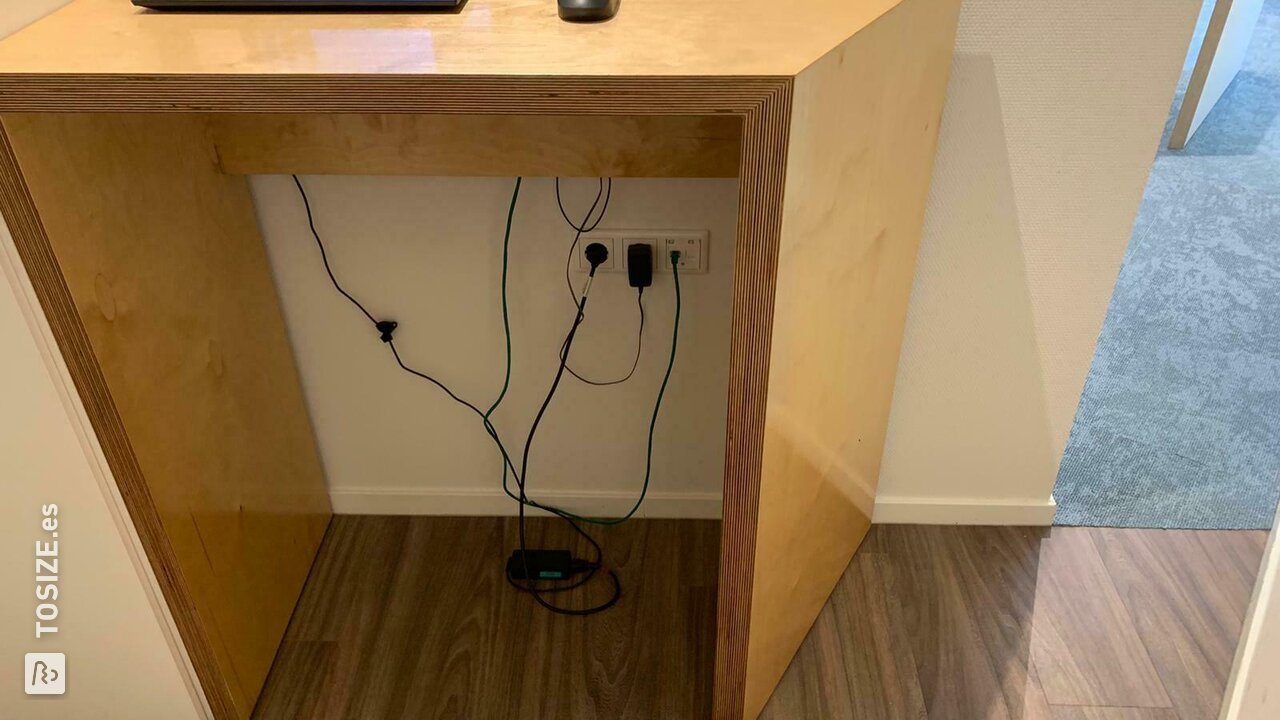 Mesa de trabajo alta y elegante hecha de madera contrachapada gruesa, de Jade