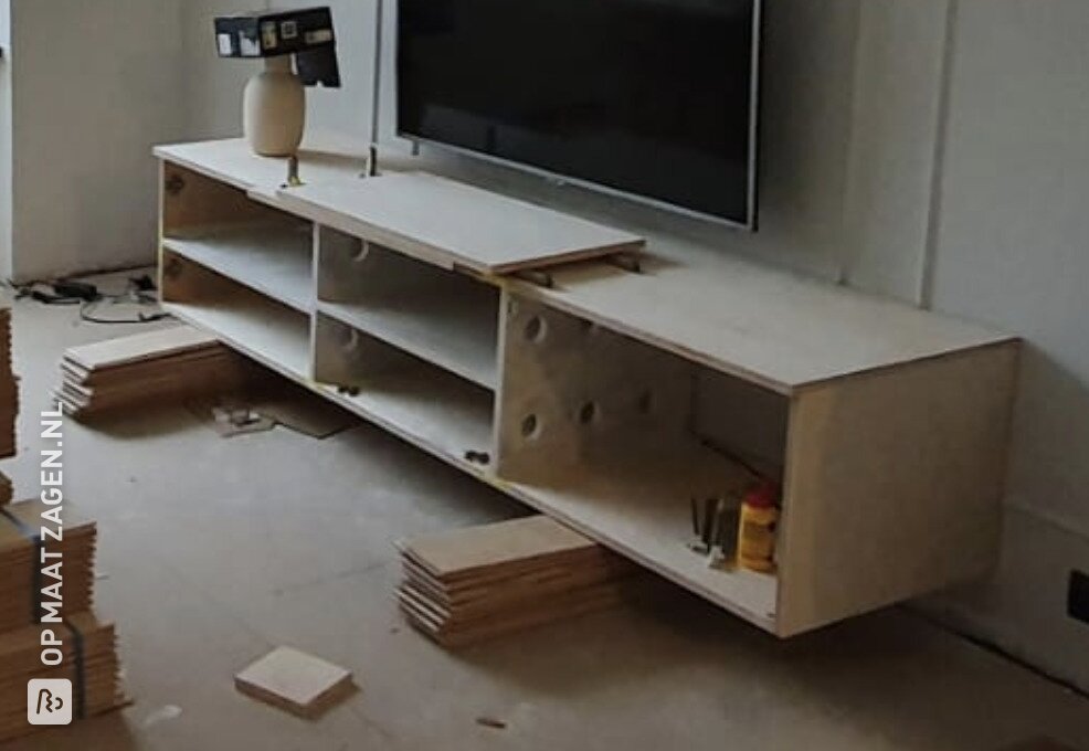 Zelfgemaakt zwevend TV Meubel van multiplex en MDF, door Roel
