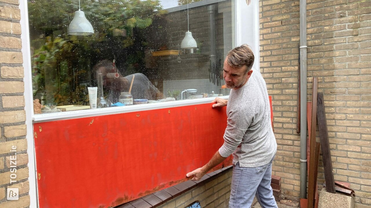 Façade panel replaced with waterproof okoumé plywood, by Jurjen