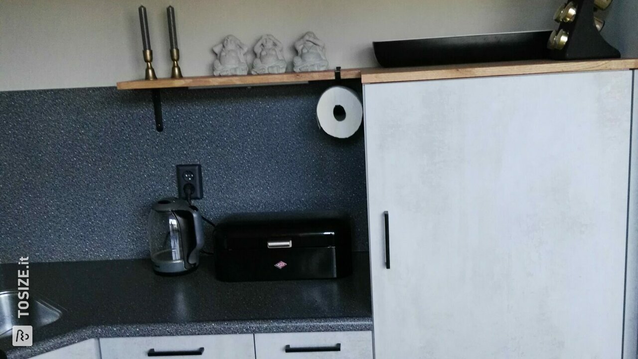 Ristrutturazione cucina, finitura top mobile con rovere rustico, di Ilse