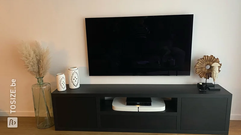 Op maat gemaakt TV-meubel van zwart eiken kwartiers, door Sascha