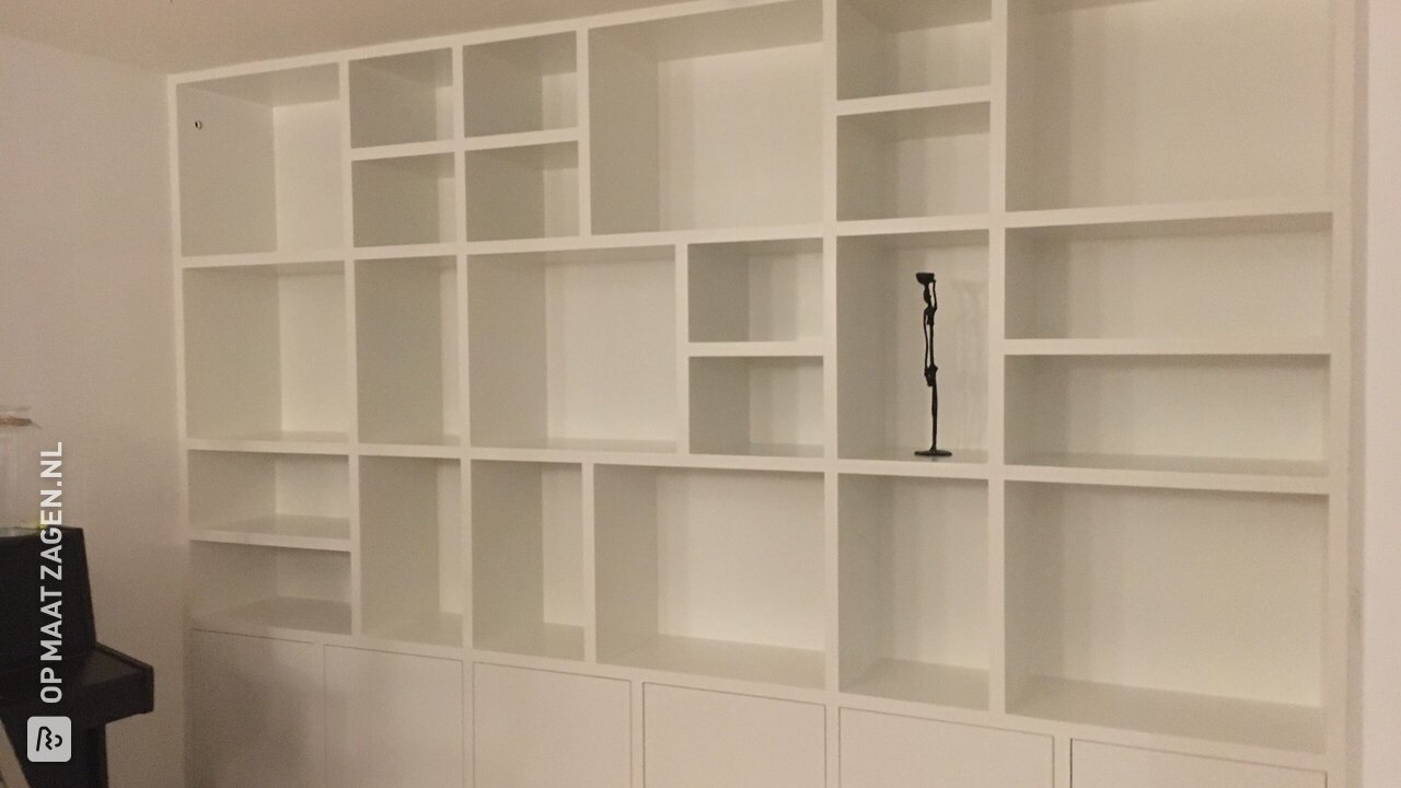 Vakkenkast met speelse elementen van MDF, door Luuk