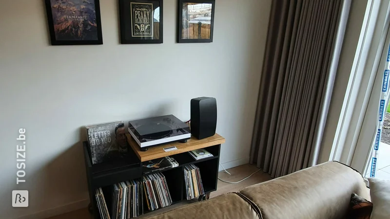 Vinyl meubel voor platenspeler en platenverzameling, door Niels
