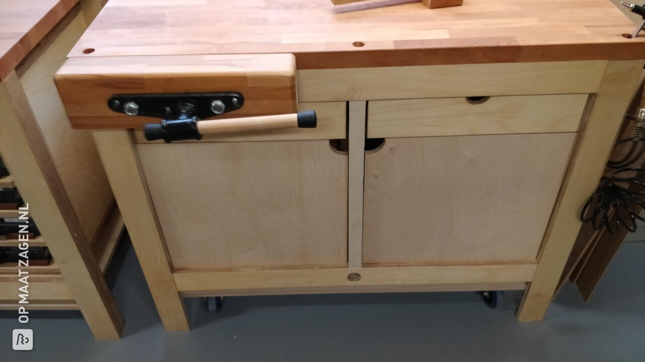 Twee mobiele werkbanken voor in de garage, door Jochem