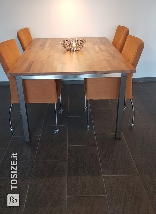 Tavoli neri lucidi sostituiti da Walnut, di Bennie