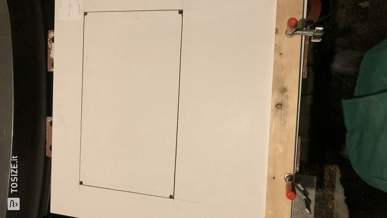 Cornice in MDF artigianale intorno alla cappa aspirante, di Marco