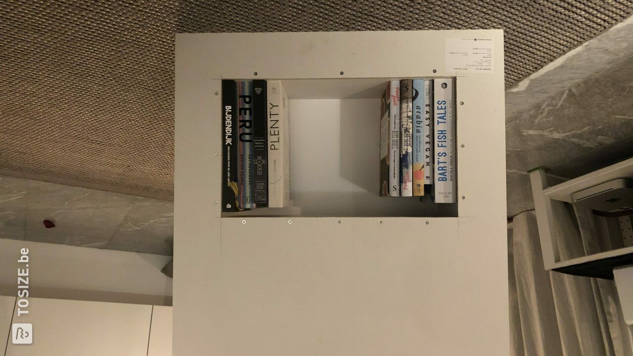 Zelfgemaakte koof van MDF rondom de afzuigkap, door Marco