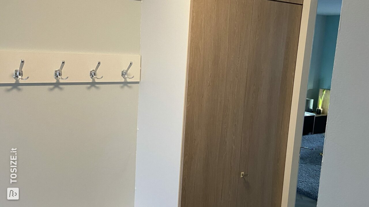 Armadio da ingresso con scarpiera e appendiabiti su misura, di Riaz